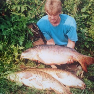 Visser met een grote gevangen karper