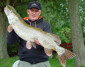 Visser met een grote gevangen snoek