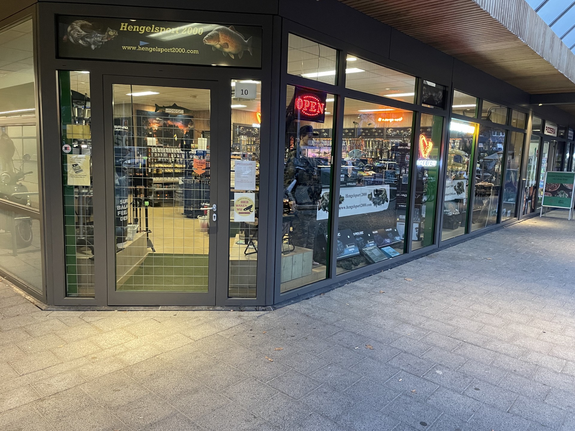 De voorkant van hengelsportwinkel Hengelsport 2000 in Diemen